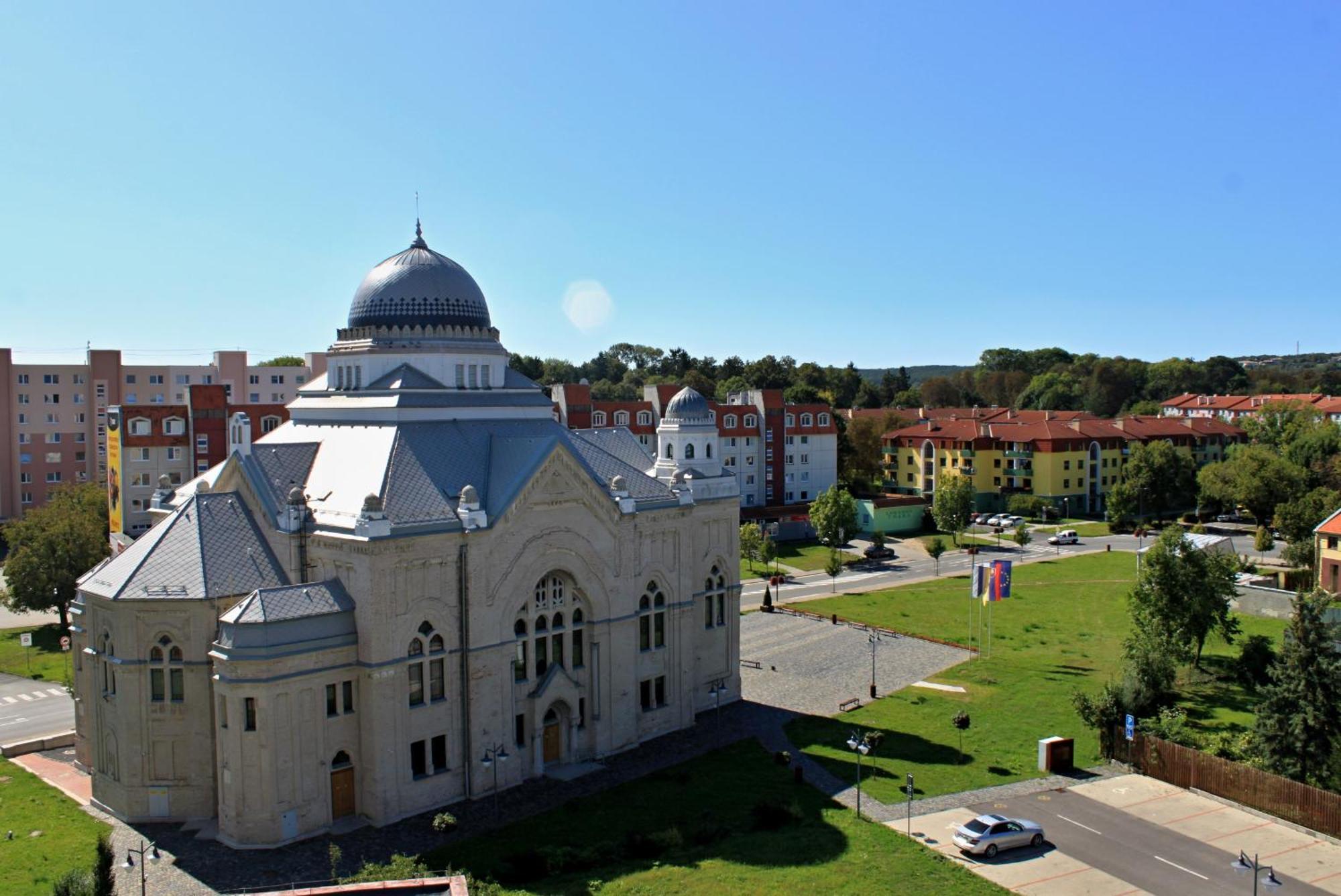 Hotel Pelikán Lučenec Exterior foto